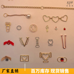 服装アクセサリー合金メッキ銀水晶ブラジャーペンダント下着アクセサリー金物アクセサリーネックレス卸売り子供服アクセサリー