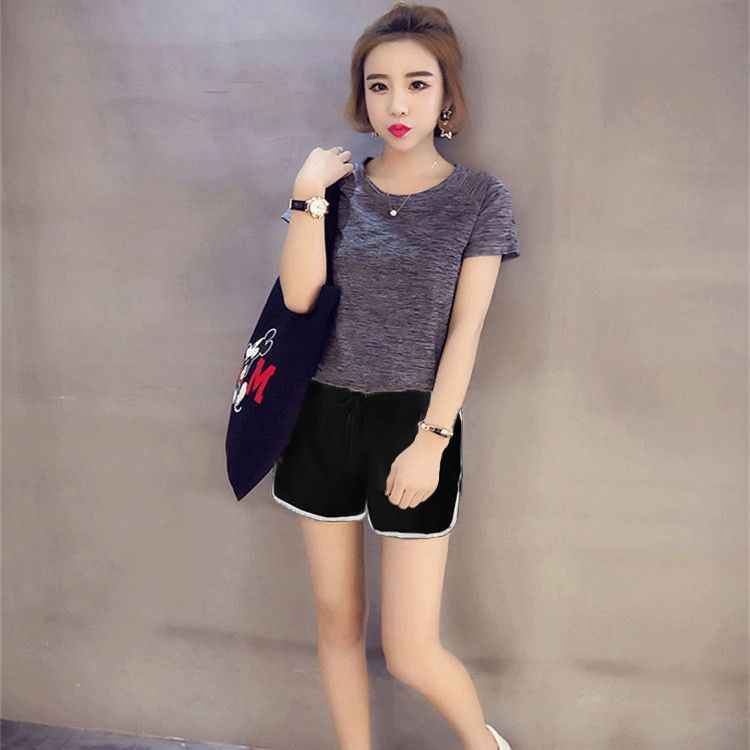검은색 반바지가 있는 회색 T