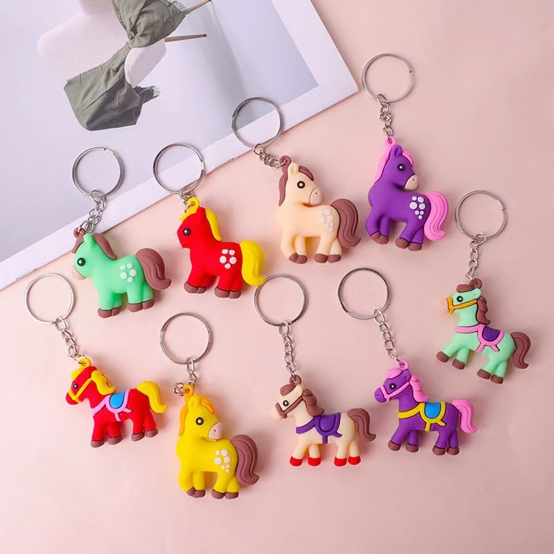2026 nuevo año de dibujos animados caballo llavero de PVC muñeca de fiesta pequeño colgante decoración creativa pegamento suave lindo pequeño colgante