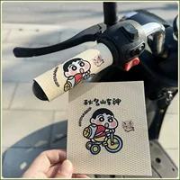 Весенне-летний чехол на руль электрического мотоцикла Crayon Shin-chan, наклейка на руль мотоцикла, аккумулятор, автомобиль, противоскользящий кожаный чехол на руль, наклейка