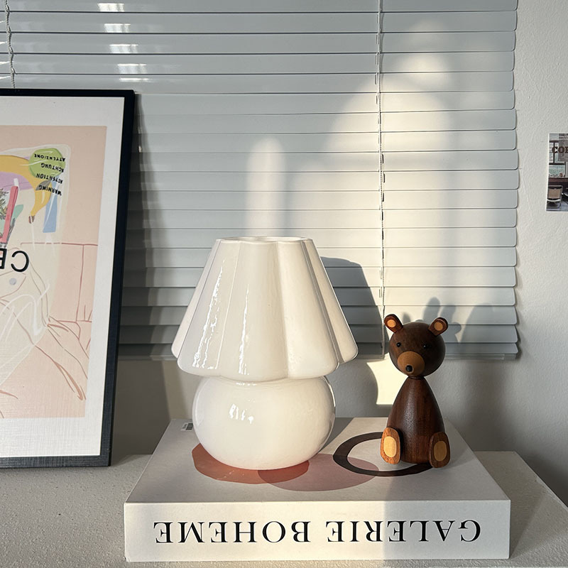 Lámpara de hongo en forma de flor creativa transfronteriza Lámpara de noche simple de estilo crema Lámpara de mesa de decoración de ambiente de niña linda in