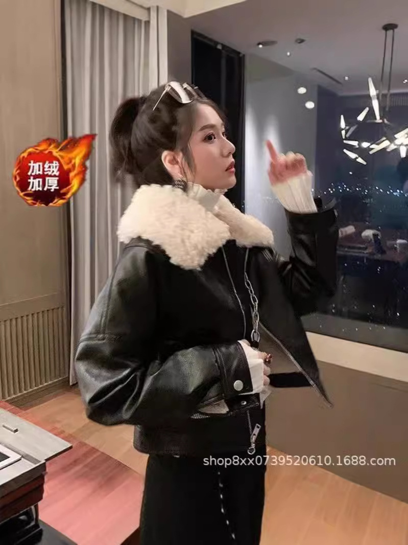 コートの女性の短い金の2024秋冬の子羊の毛の襟の復古の港の味のベルベットの皮の服の黒色の機関車の厚いジャケットの女性