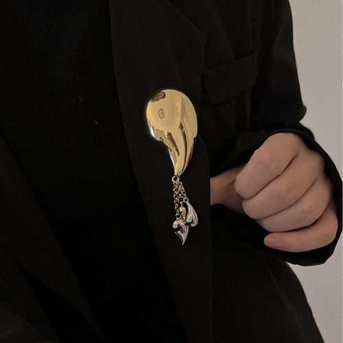 French vintage metal glossy streamlined chili pepper tassel pendant brooch, light luxury high-end sense western wear accessory for women