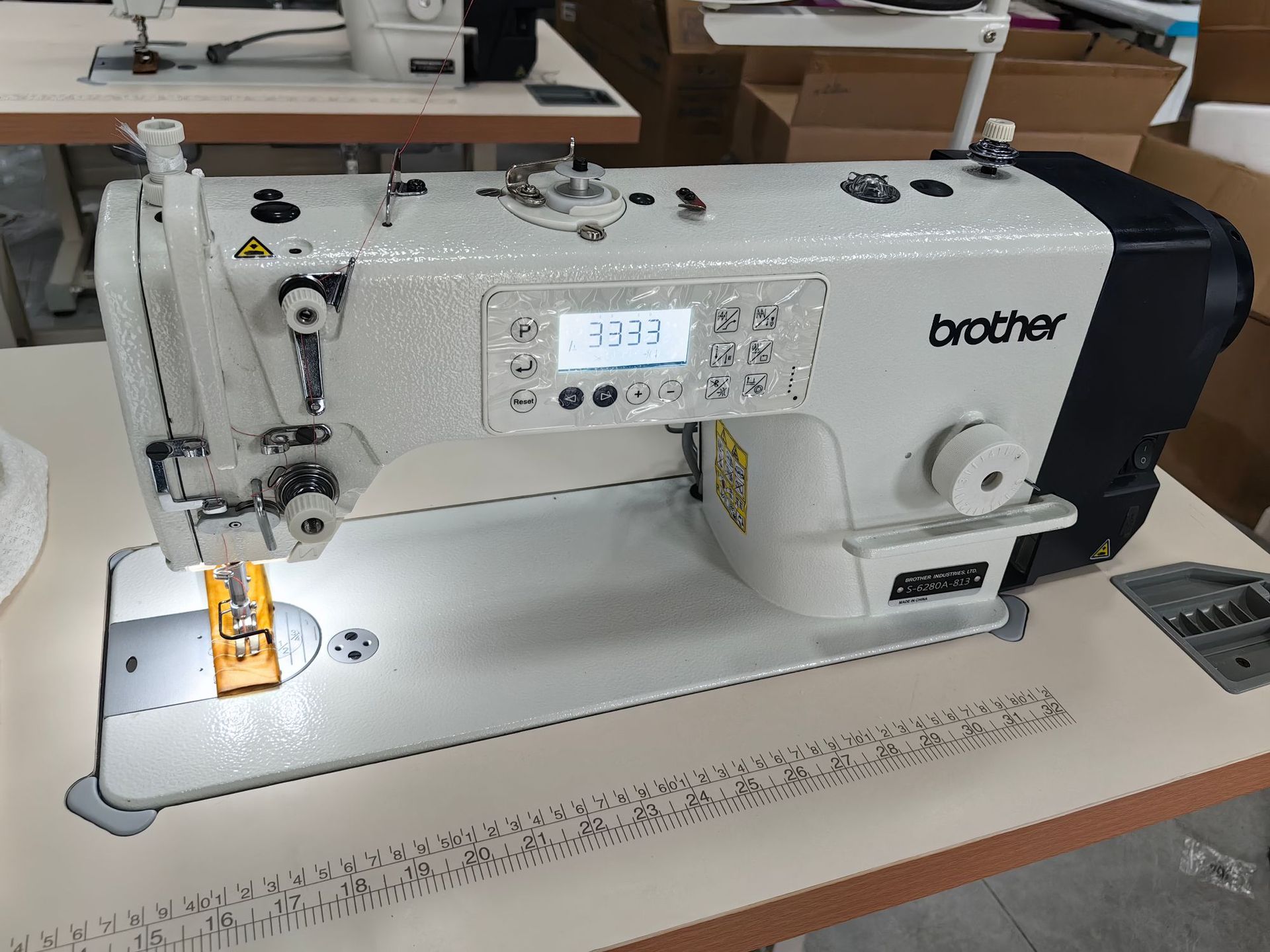 Al por mayor nuevos hermanos japoneses de alta velocidad cuatro automáticos de un solo paso computadora máquina de coser plana máquina de coser industrial fabricantes