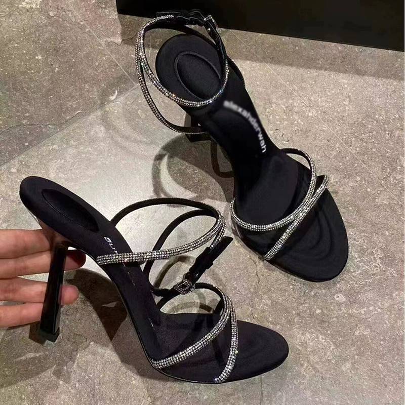 Fuchsia sexy universal sandals with a strap, (Physicals)
