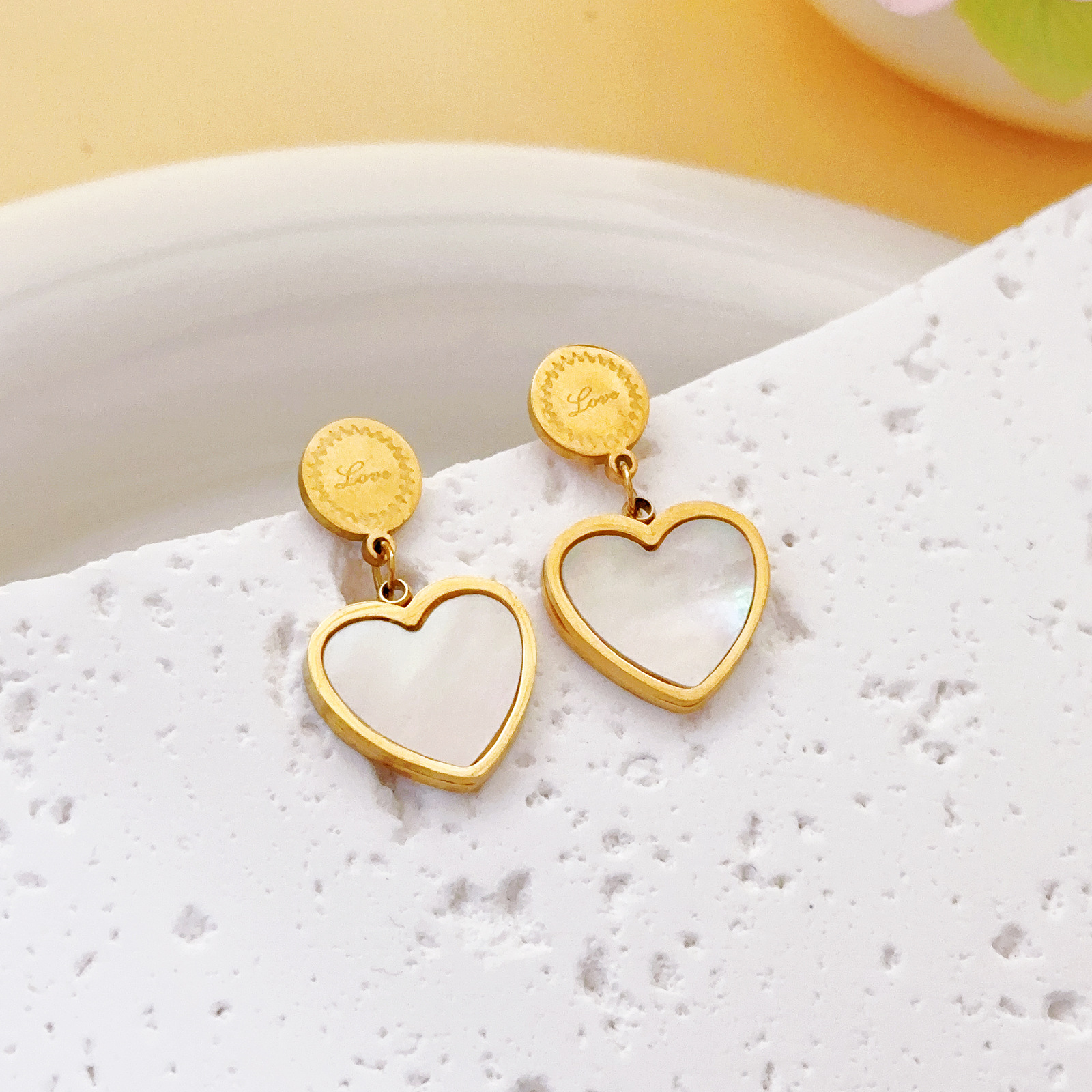 Acero de titanio pequeño simplista dulce amor pernos de orejas de temperamento dorado femenino nuevo estilo de diseño de nicho de viento frío