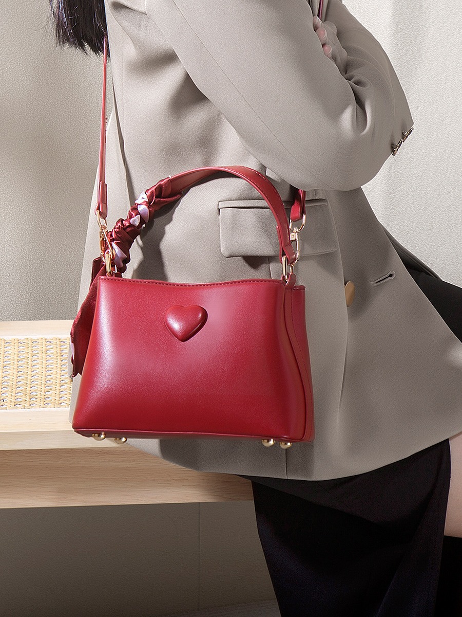 Nicho Zhong bolso de boda rojo de mano mujer 2025 nuevo amor de alto nivel de viaje bolso de hombro de mujer