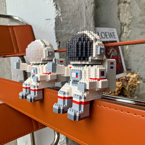 Chaolechuang CLC micro-particle building blocks children's educational leisure toys birthday gift luminous astronaut series