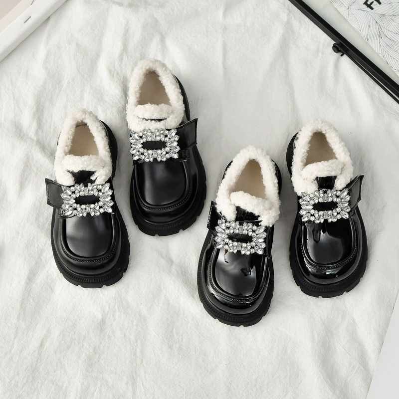 Девочки хлопок маленькие кожаные туфли на мягкой подошве иностранная обувь 2025 зимняя детская обувь девушка кроссовки корейское модное представление одиночной обуви