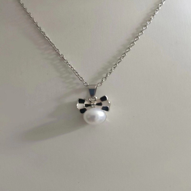 Collana elegante con micro inlay a forma di cuore e goccia_voghion.com