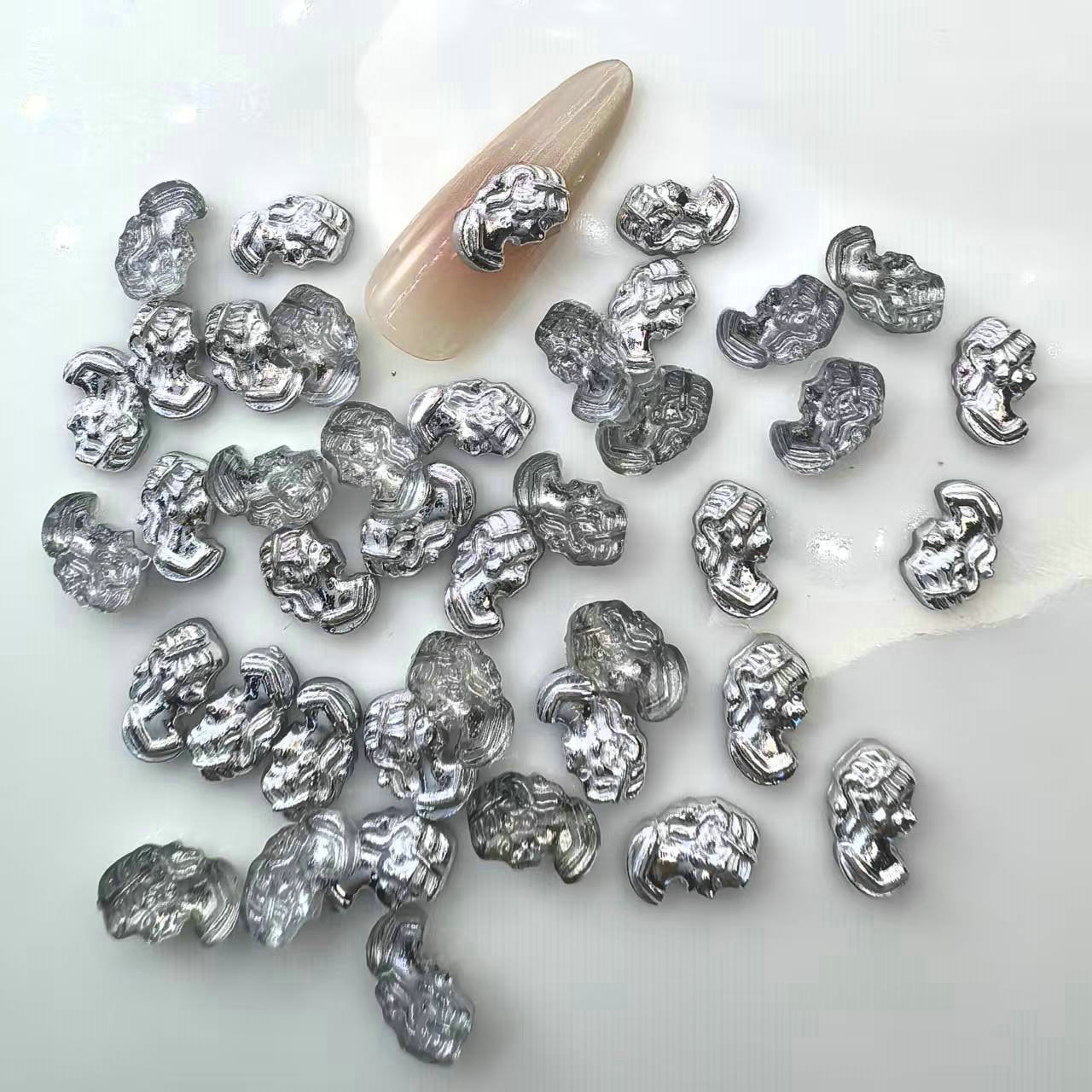 银色头像合金树脂美甲饰品批发09.jpg