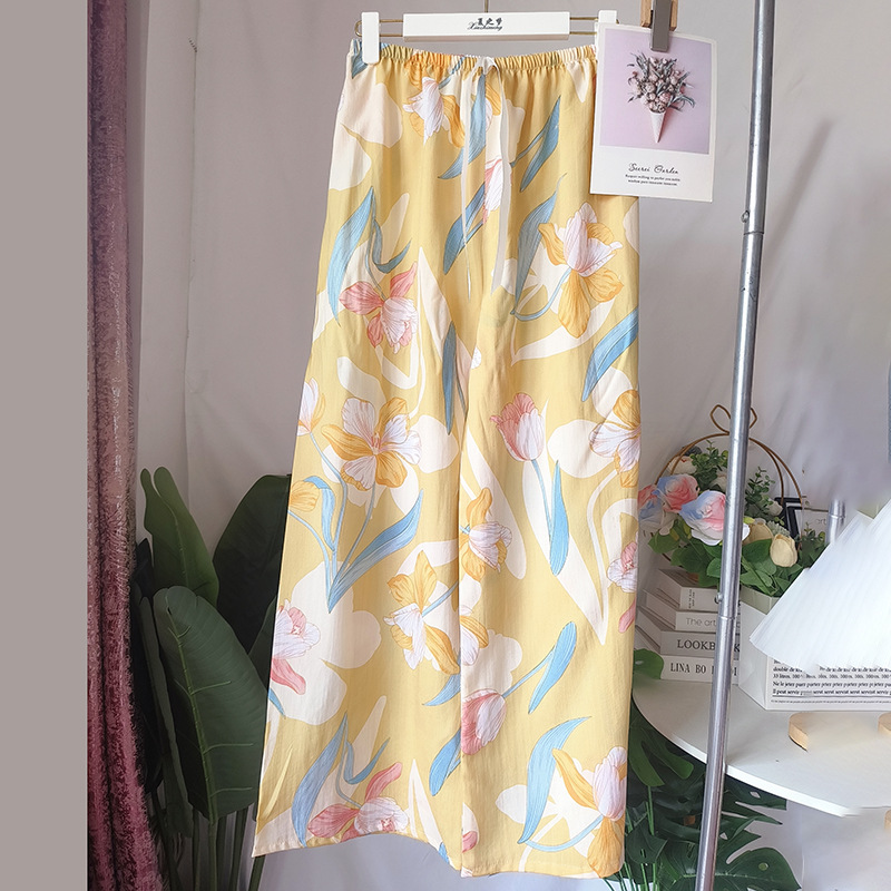 노란색 배경에 큰 꽃