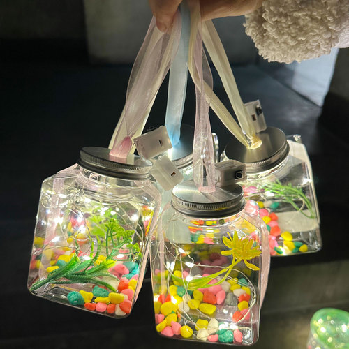 Internet-famous glowing jar, fish bottle, park night market stall—glowing fish bottles, tiny luminous fish jars, turtle-shaped bottles, and illuminated plastic jars turned into turtle tanks.