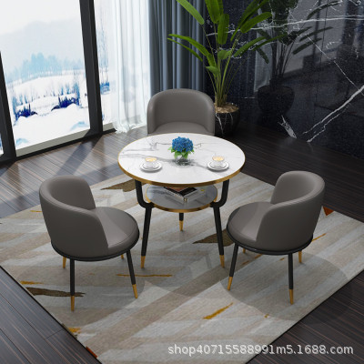 다크 그레이 가죽 의자 3개와 테이블 1개