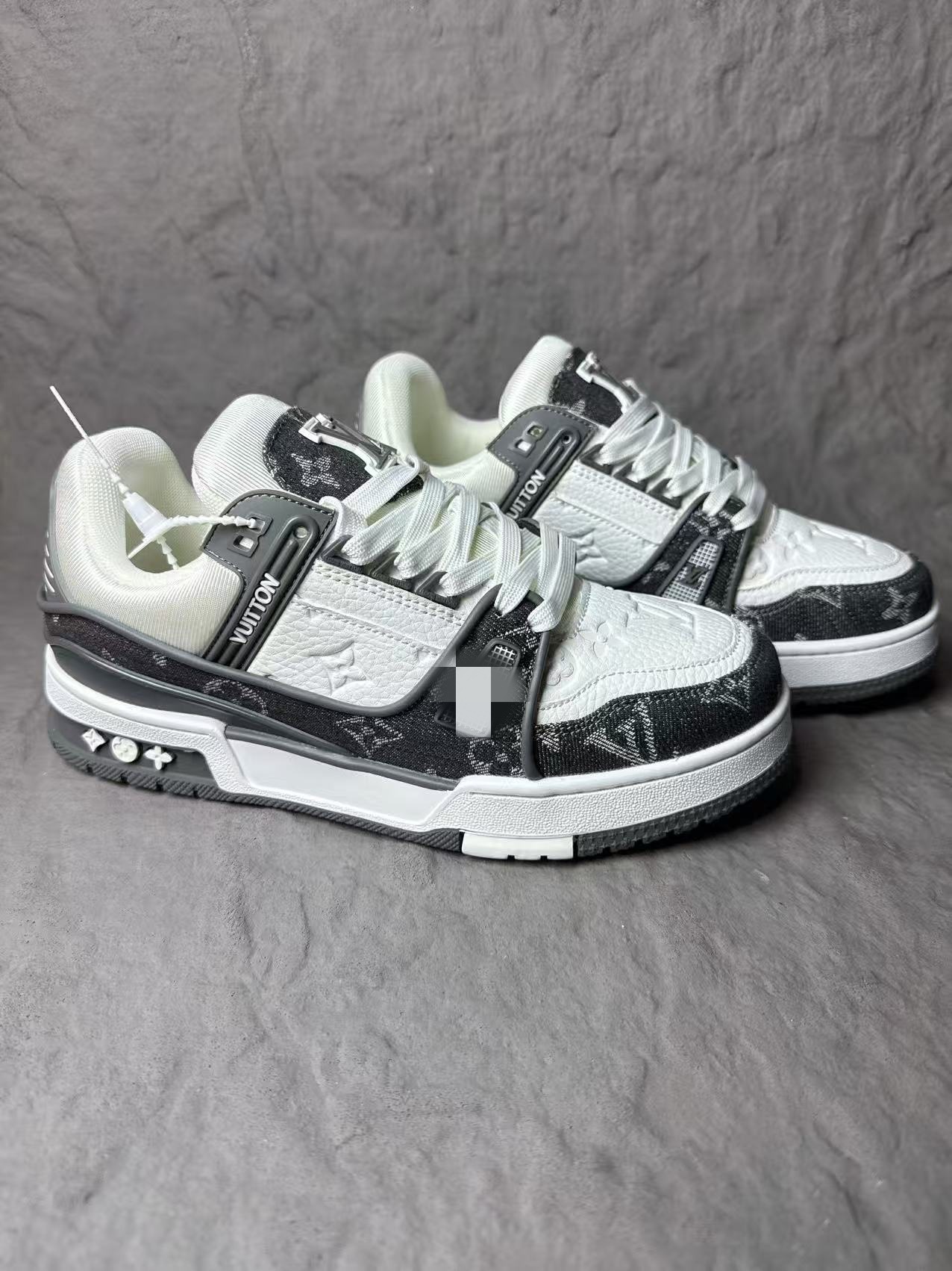 Spot comercio exterior transfronterizo burro entrenador blanco cemento vaqueros azul moda deportiva casual pareja hombre y mujer skate