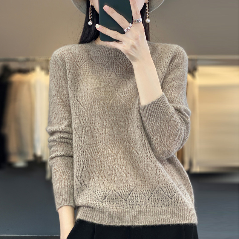 Spring woolen solid knitted sweater with a round collar for leisure