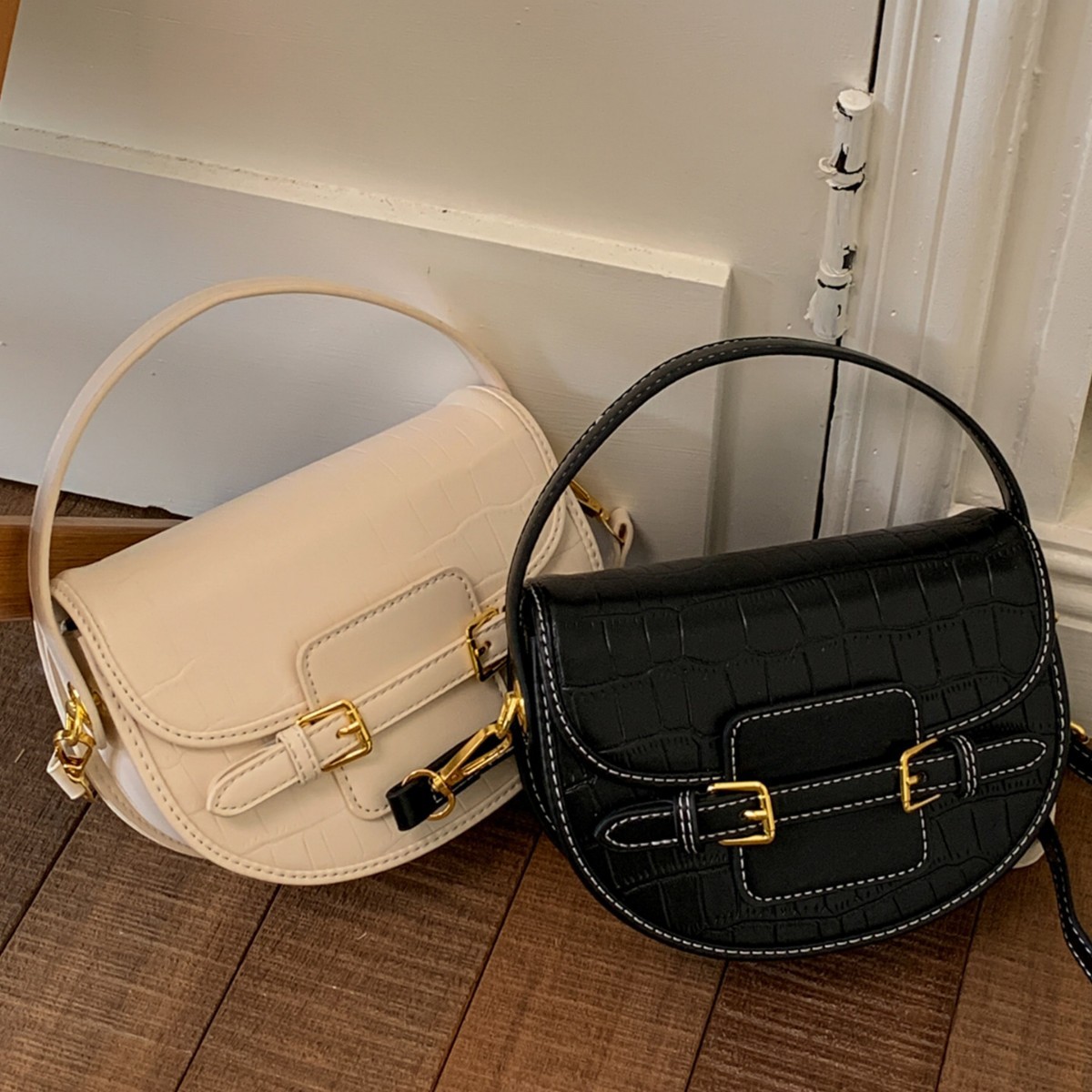 This year's popular high-end hand-held saddle bag is the 2026 new model, a light luxury niche fashion stone-patterned shoulder and crossbody bag