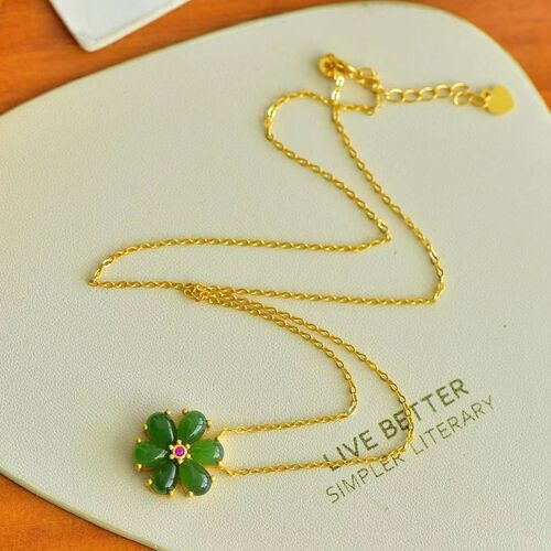 Silver-plated inlaid jade pendant with flower design, suitable for women, lockchain, fashionable and simple, versatile.