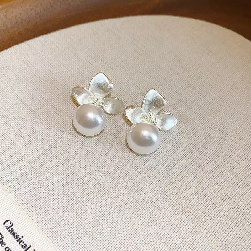 Diseño especial de pendientes de plata esterlina de flores de tres pétalos, pendientes de temperamento ligero de lujo de alta calidad, perlas de joyería universal para mujeres