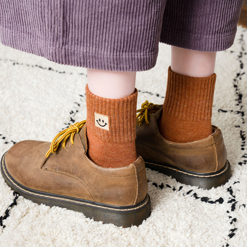 Calcetines de mujer primavera y verano cara sonriente calcetines de algodón bordados calcetines de media pantorrilla primavera y otoño casual moda versátil calcetines deportivos largos al por mayor