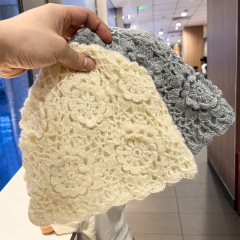 秋冬の手作りの花が透かし彫りされたニットの頭の帽子の女性の大きい頭の周りの保温防寒は顔の小さい毛糸の帽子の潮を現します。