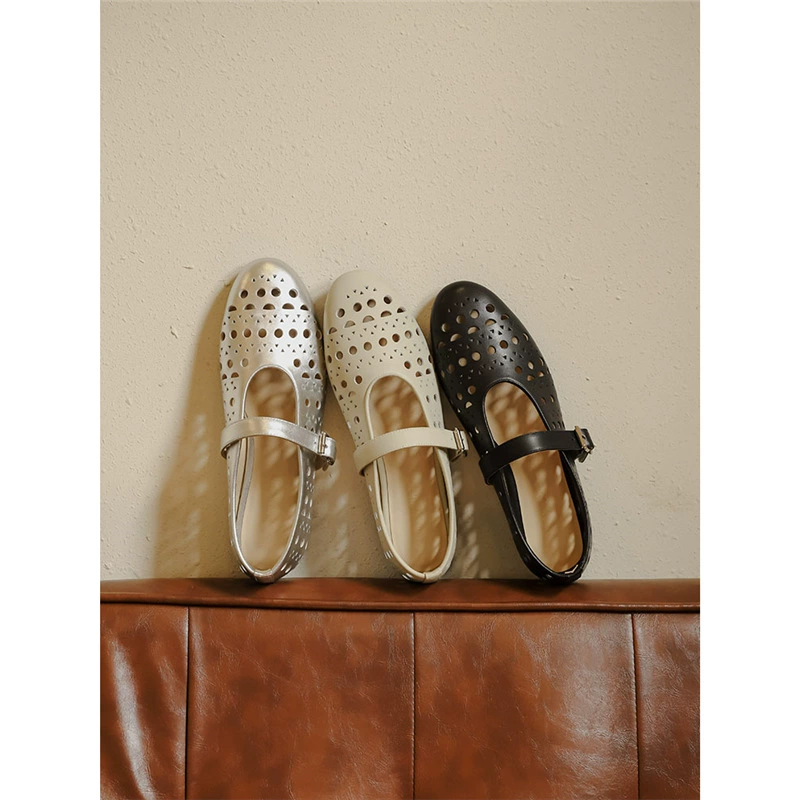 Можно разработать новую модель 2025 года для оптовой продажи неоформленных прочных лазерно-вырезанных балеток Мэри Джейн из дышащей телячьей кожи серебристого цвета.