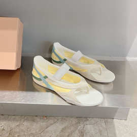 2025年春夏一字带百搭拼色休闲运动鞋女圆头平底时尚透气夹趾凉鞋