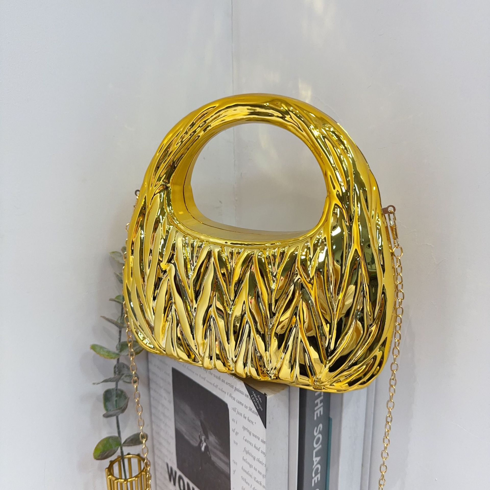 Creative acrylic bag, European and American cross-border fashion pleated cloud bag, versatile, light luxury and personalized banquet handbag Item Picture