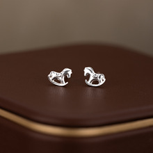 新款s925纯银小巧精致可爱小木马耳钉女简约高级感卡通童趣耳骨钉