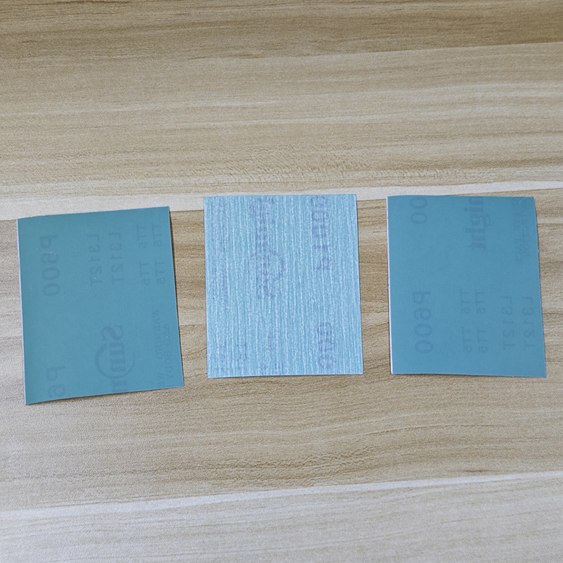 По одной штуке наждачной бумаги для моделей размером 600/800/1000 ячеек.