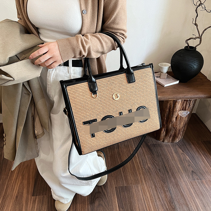 Bolsa de paja para mujer 2024 nuevo bolso tejido portátil de diseño de estilo occidental de gran capacidad, bolso cuadrado pequeño con letras de color en contraste personalizado