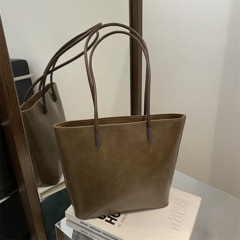 Bolsa de hombro debajo de las axilas 2025 primavera de estilo de estilo de nicho nuevo diseño minimalista estilo de viento gran capacidad bolsa de mano