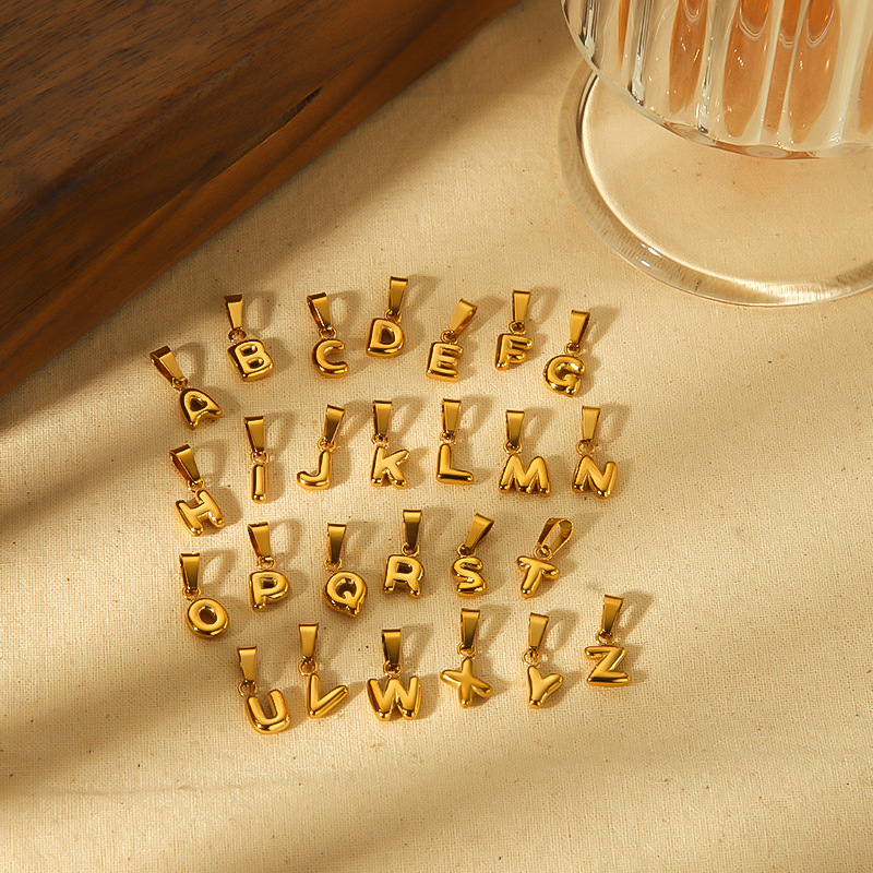 Europa y los Estados Unidos de alto nivel sensación de burbuja pequeña letra colgante mujer 18k oro colgante de acero inoxidable joyería accesorios DIY transfronterizos