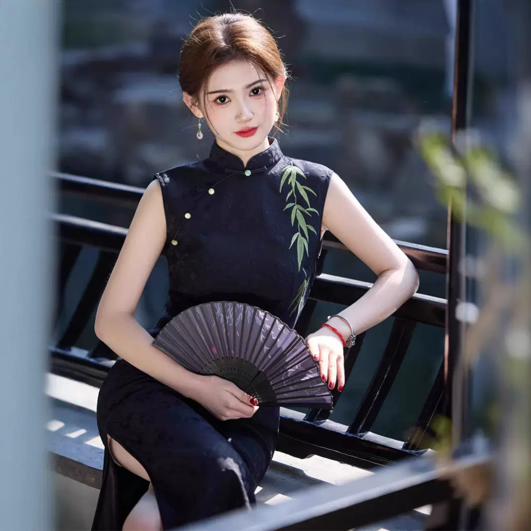 2025春夏新款无袖刺绣提花缎中长款旗袍黑色高端气质修身少女旗袍