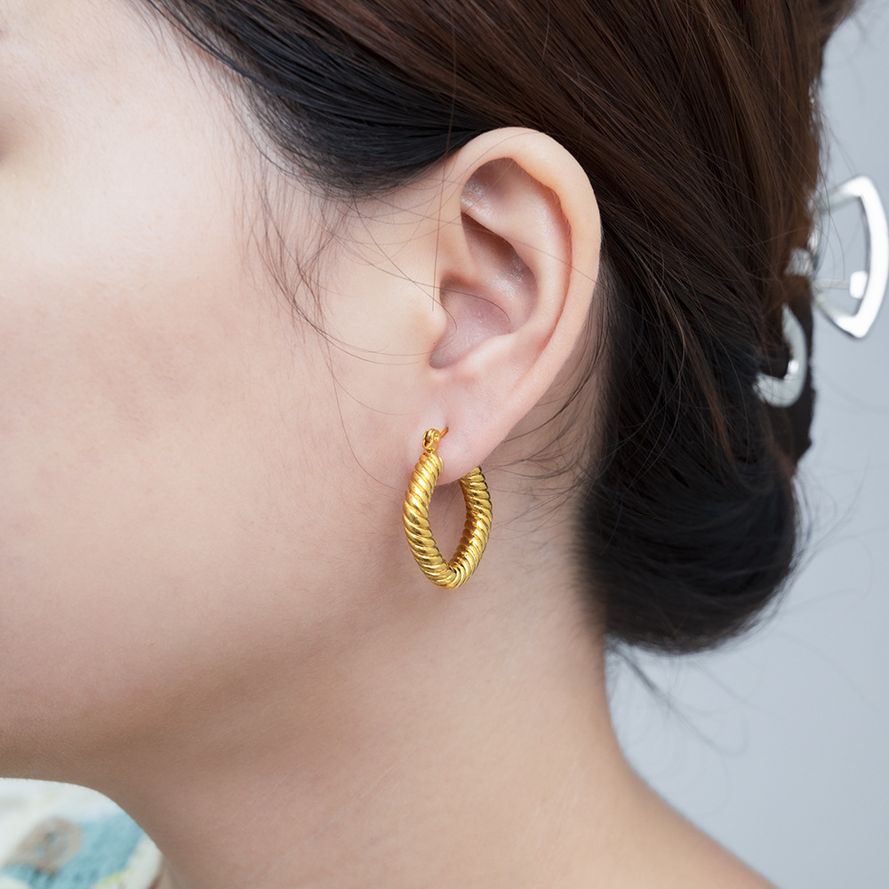 Amazon con el mismo patrón de aretes de fundición ligera aretes de estilo de lujo retrógrado aretes de acero inoxidable temperamento aretes