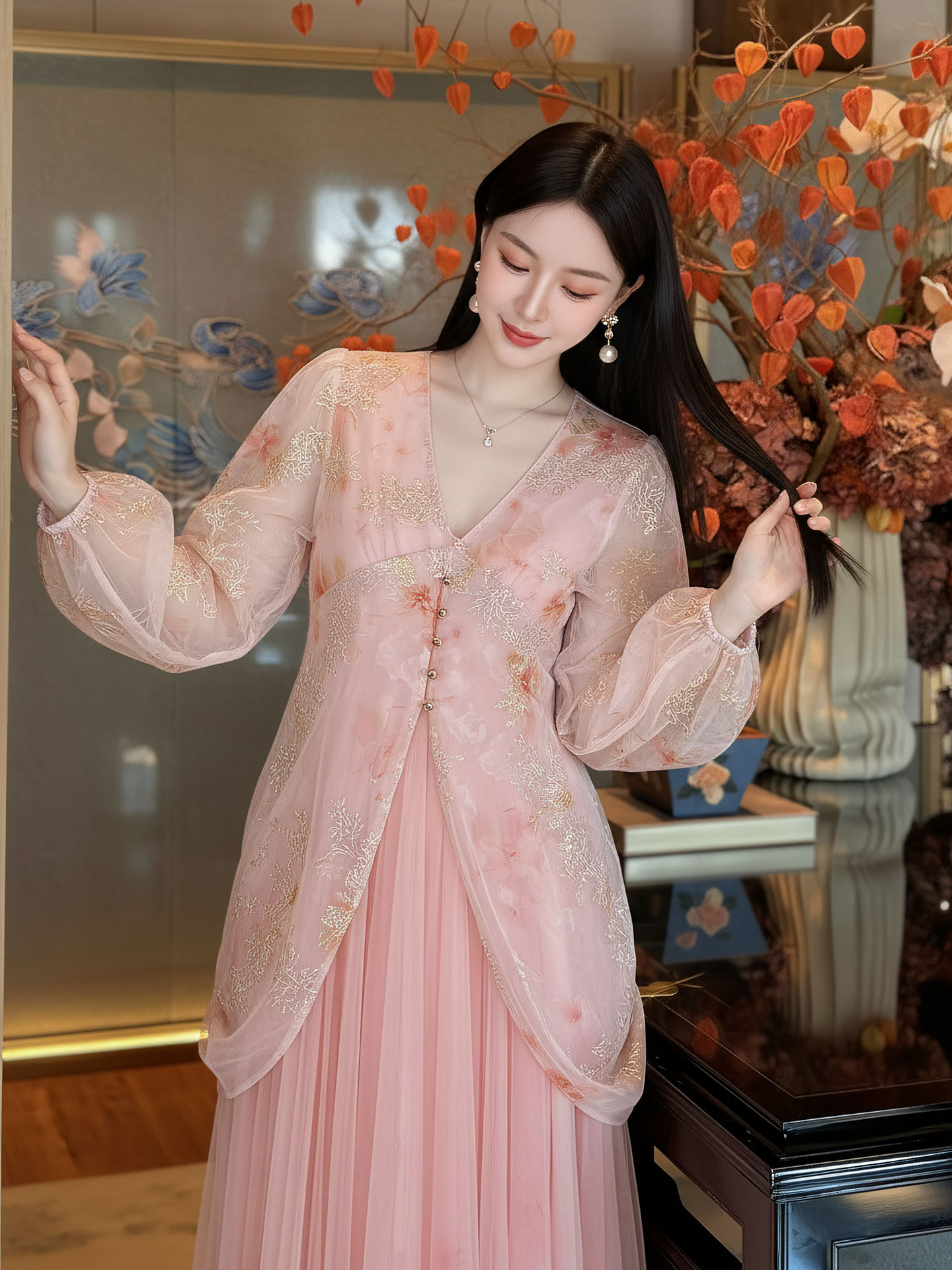 Đầm maxi nữ thắt eo phong cách tân cổ điển, cổ xẻ tà, tay ngắn, họa tiết hoa nhí trên vải voan lưới, thêu kim tuyến và cúc bọc vải — màu hồng