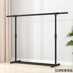 ハンガーは床に落ちています。家庭用寝室に服を掛けます。