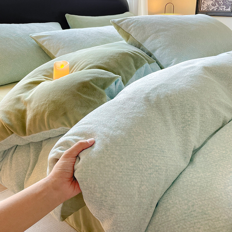 Otoño y invierno de leche de lana de cuatro piezas conjunto 2025 nuevo doble cara sábanas de lana de coral cubierta de cama de tres piezas grueso conjunto