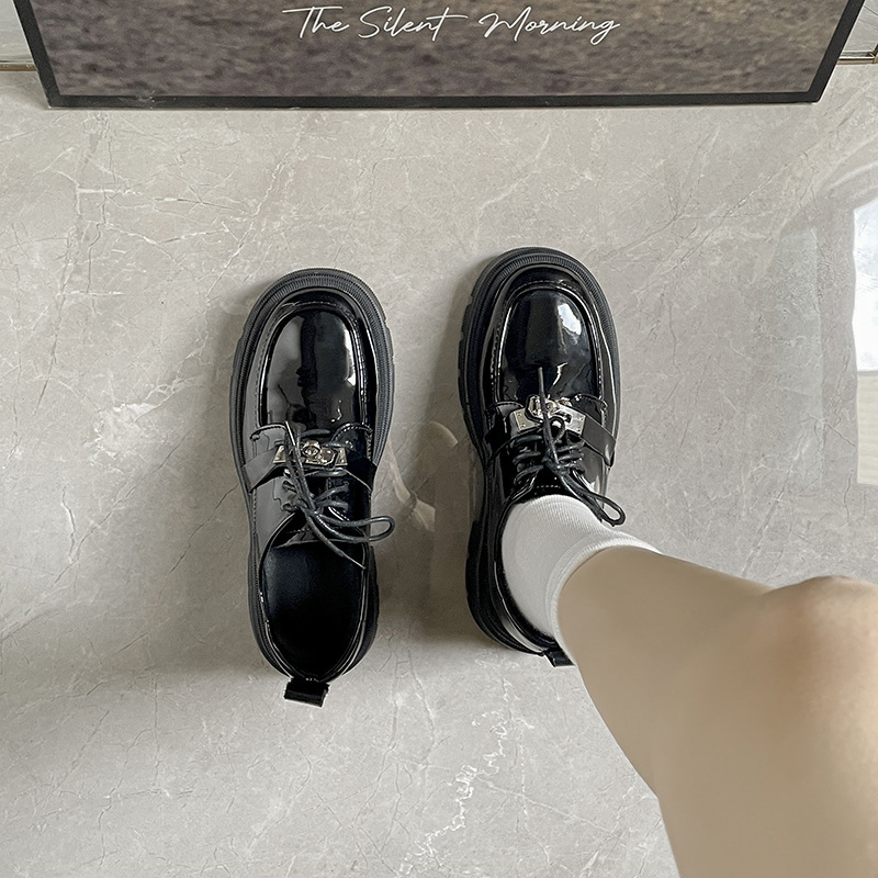 블랙 에나멜 가죽