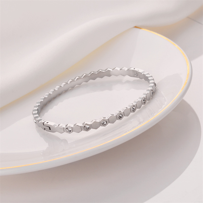 Accesorios personales europeos y estadounidenses transfronterizos hexagonales geométricos de panal de abeja suave aislamiento brazalete de acero de polietileno
