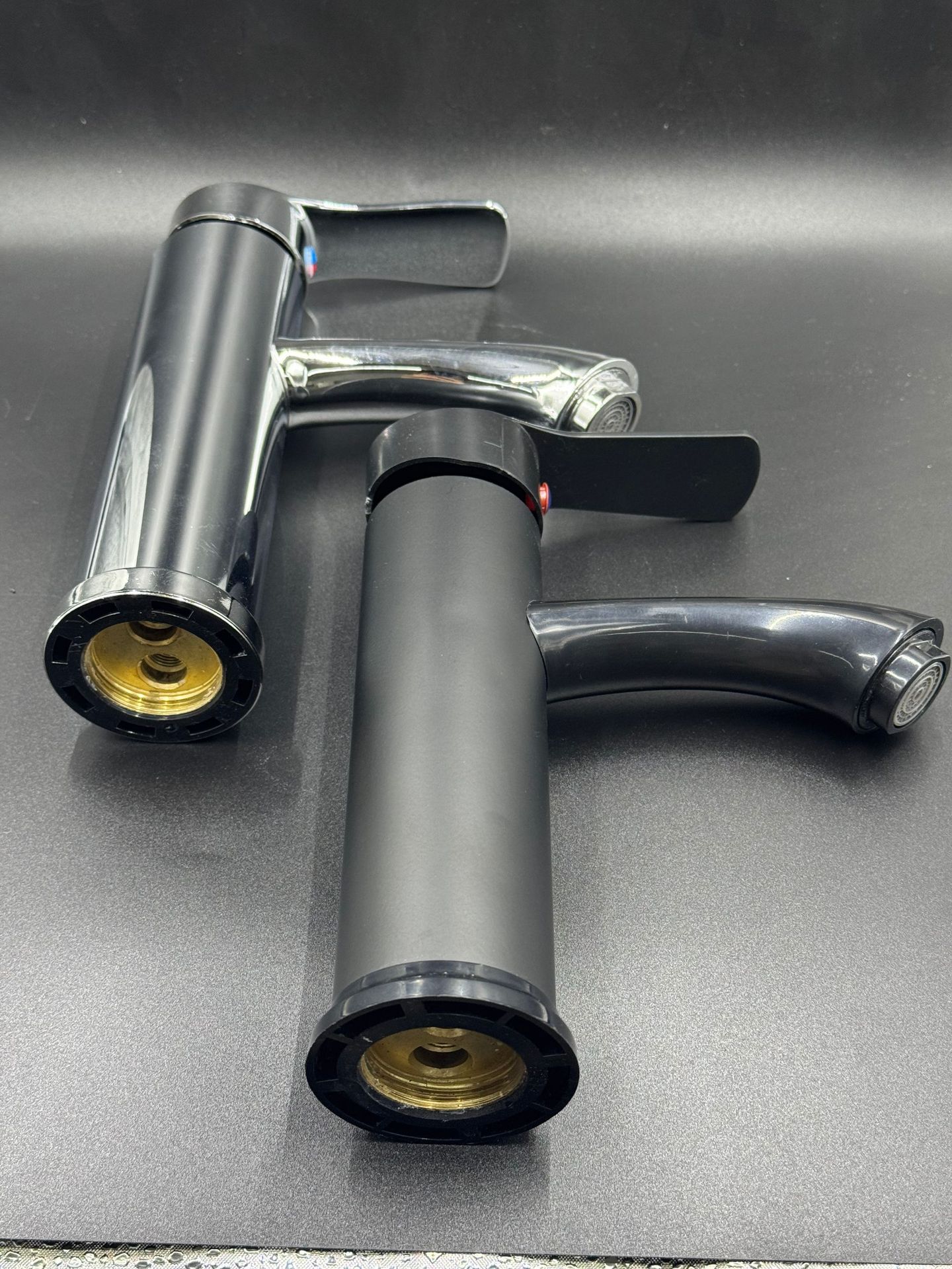 Cold and hot water faucets, single-hole bathroom cabinets, washbasins, washbasins, washbasins, bathroom countertop basins, faucets, drainage accessories Application Scenario