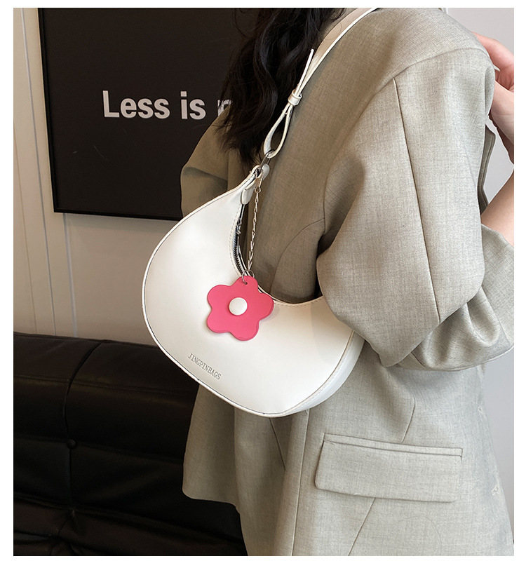 Cross-border women's bag 2024 New style, trendy texture, versatile, ins fashion single-shoulder armpit bag, small flower pendant, crescent moon bag full figure