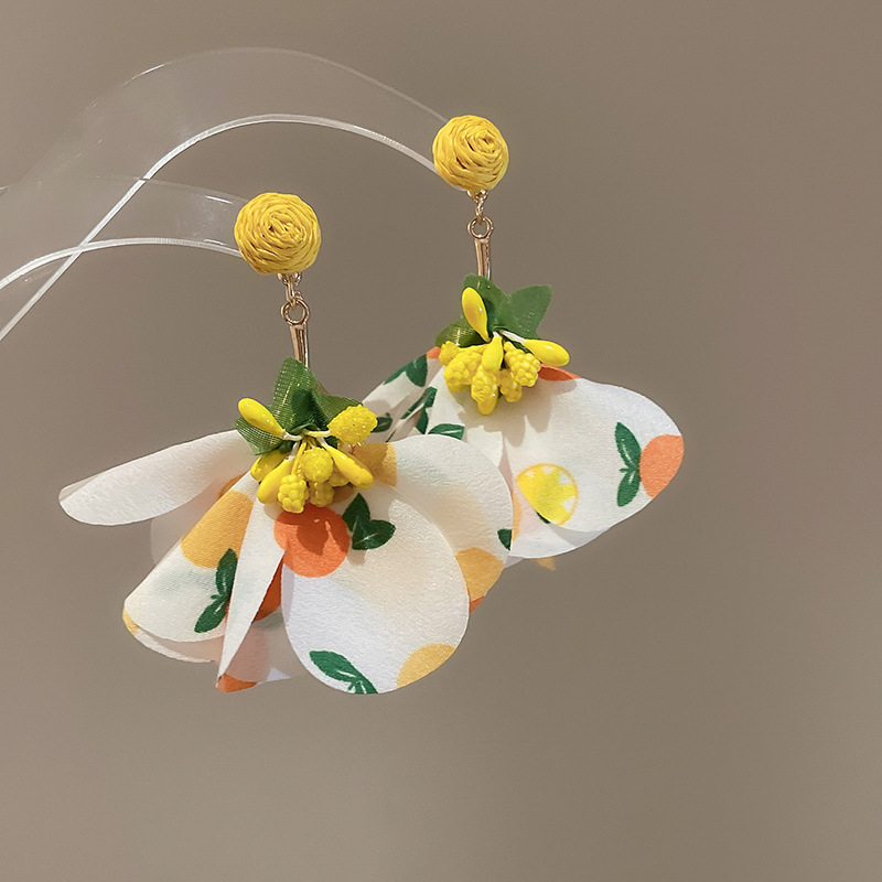 Pendientes de borla de flores de tela de rafio Pendientes de temperamento de estilo de vacaciones junto al mar Pendientes de lujo ligero de nicho para mujer