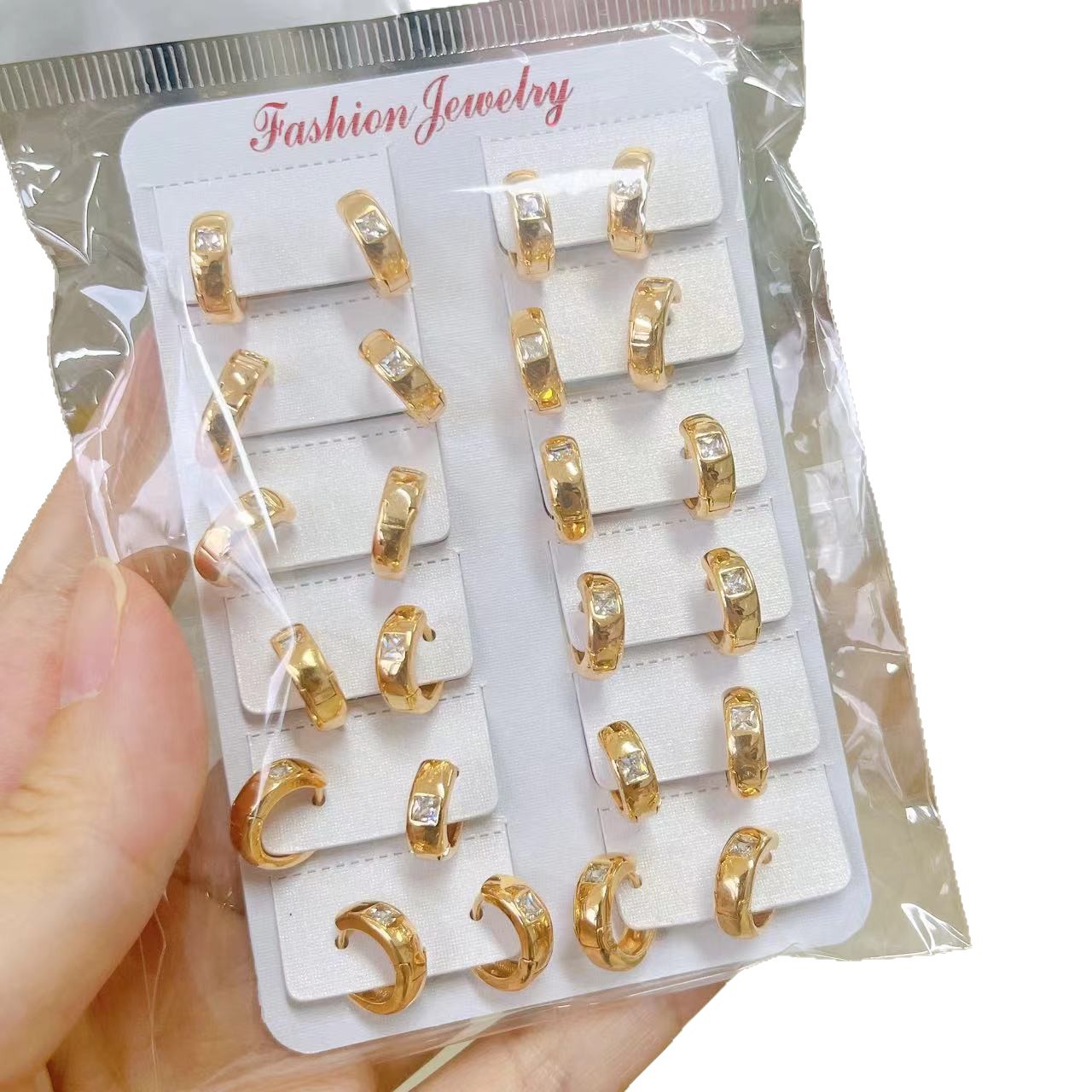 Pendientes de aro chapados en oro, estilo lujo ligero, con piedras brillantes, elegantes y versátiles