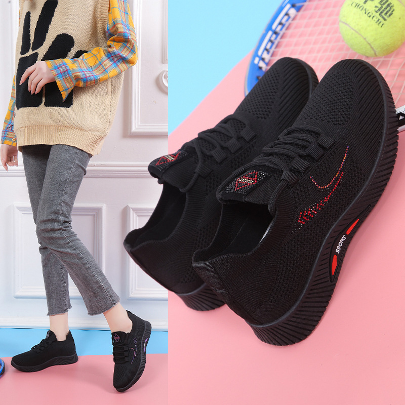 Lightweight casual sneakers with shoelaces flat