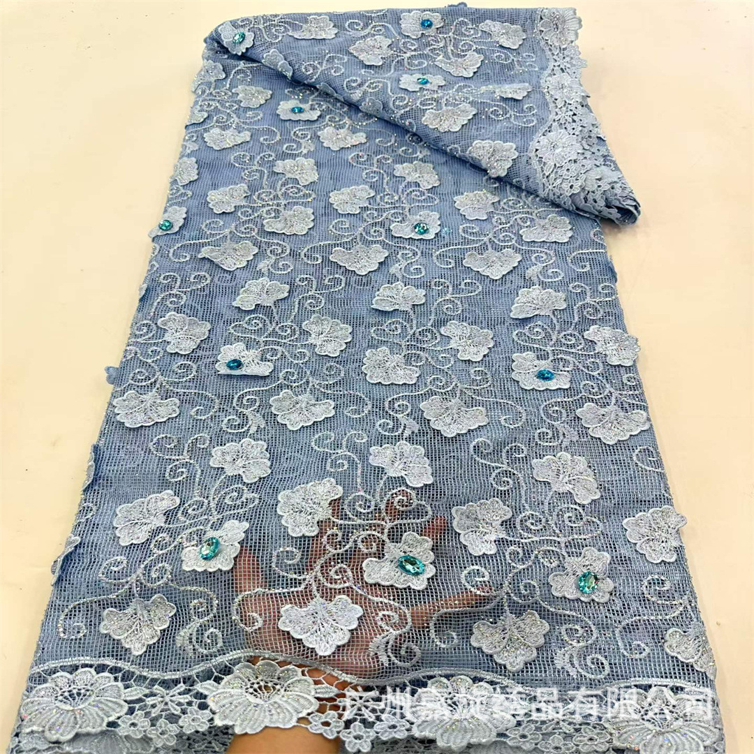 Tela bordada con base de malla cuadrada pequeña, con bordado floral y pedrería, tela de bordado de moda africana con diseño calado soluble en agua para cheongsam. image 3