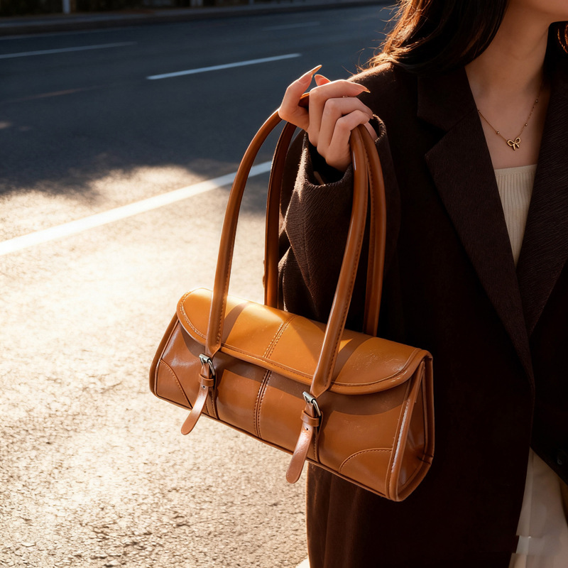 2025 New Autumn and Winter Luxury Niche High-End Style Underarm Bag Tote Bag Single Shoulder Crossbody Oil Wax Leather Women's Bag