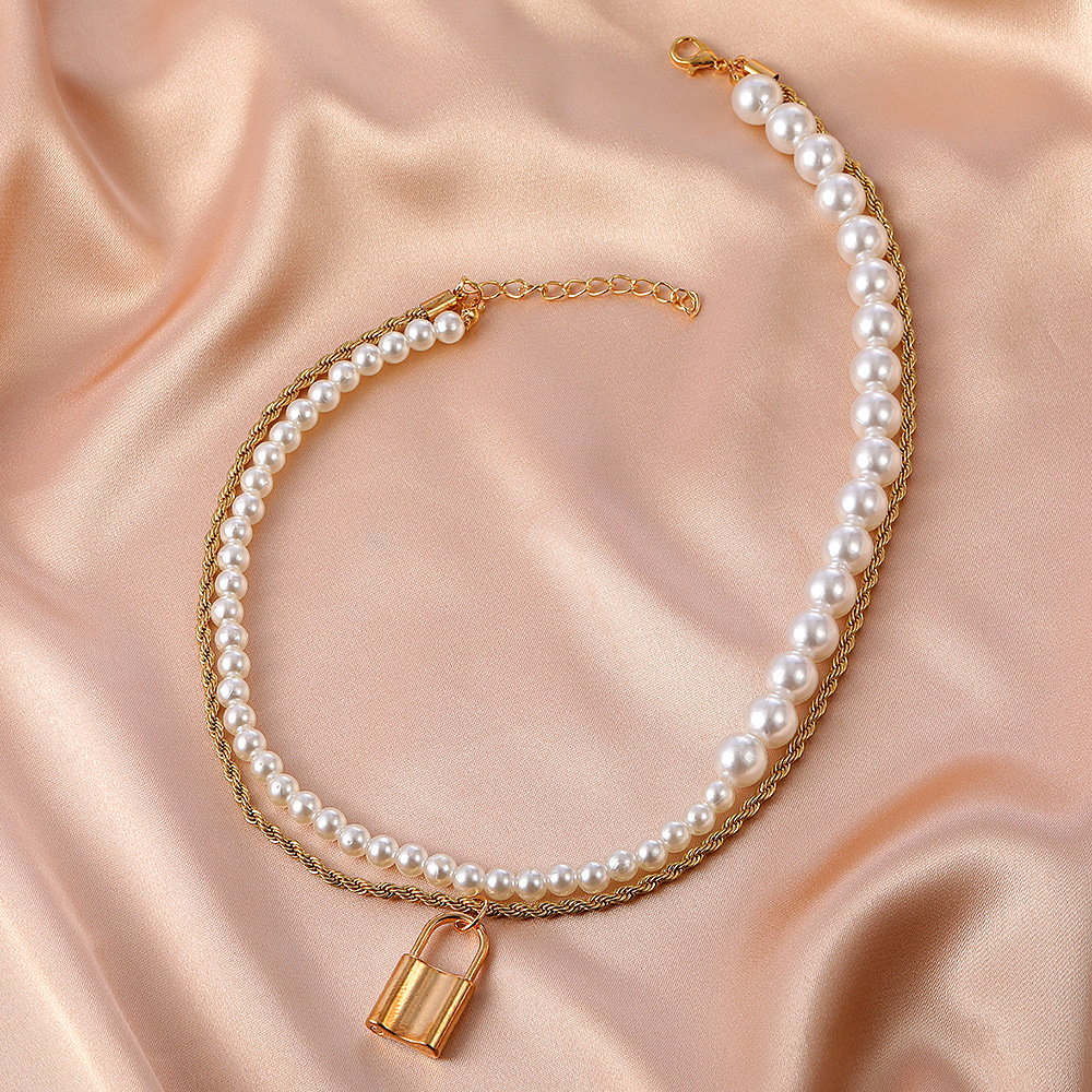 Multi layered Baroque pearl necklace, fashionable elegant, with a stacked sweater and personalized collarbone chain_voghion.com