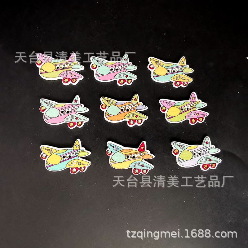 Dibujos animados pintados sobre fondo blanco lindo avión botón de madera vehículo 50 botones de madera uno