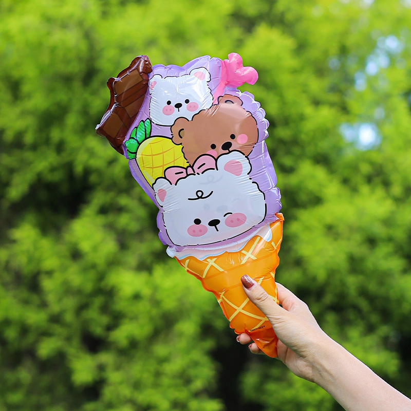 かわいい漫画のアイスクリームの形をした大きな手持ちパーカッションスティック、小さなギフト、子供の誕生日漫画の風船|undefined